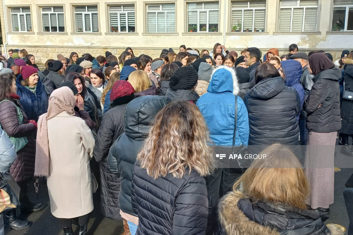 Акция в Загатале: преподаватели и родители учеников требуют отстранить нового директора школы-ФОТО 