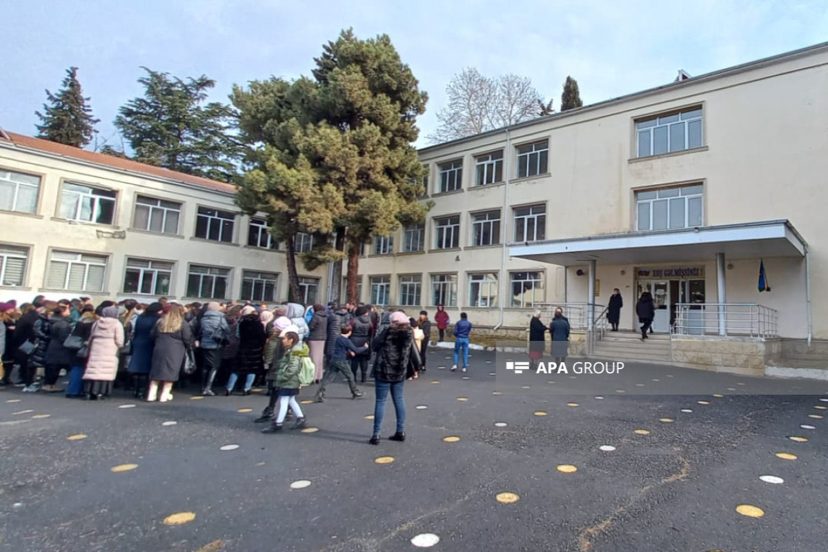 Акция в Загатале: преподаватели и родители учеников требуют отстранить нового директора школы-ФОТО 