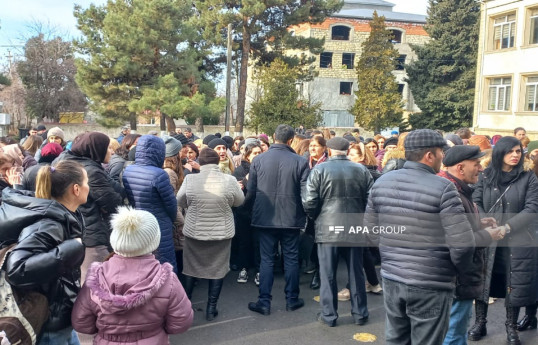 Акция в Загатале: преподаватели и родители учеников требуют отстранить нового директора школы-ФОТО 