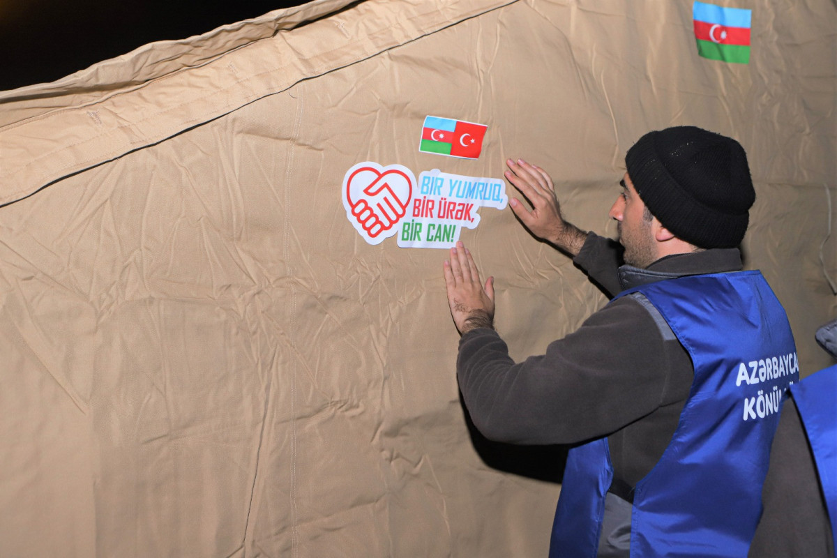 Азербайджанские волонтеры установили палатки для детей в Малатье
