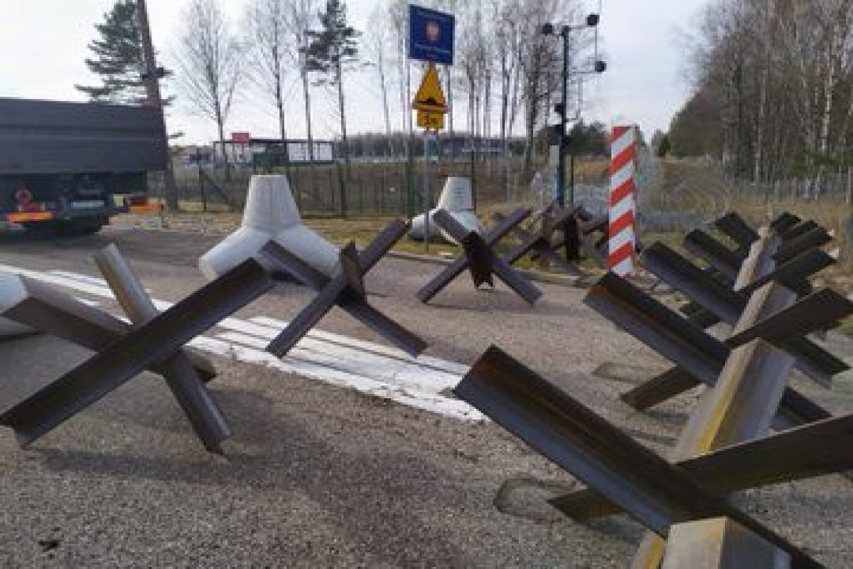 Польша установила противотанковые ежи на границе с Россией и Беларусью-ФОТО 