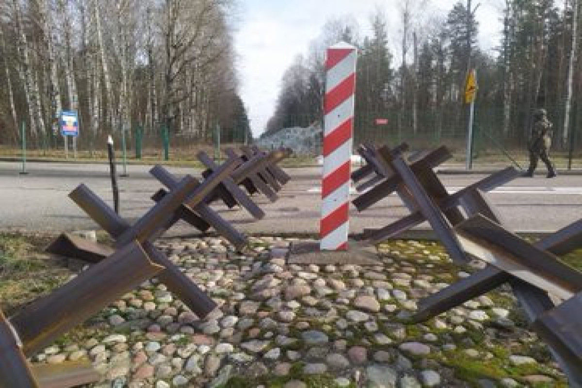 Польша установила противотанковые ежи на границе с Россией и Беларусью-ФОТО 