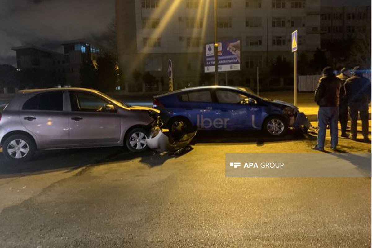 В Баку столкнулись две легковушки-ФОТО 