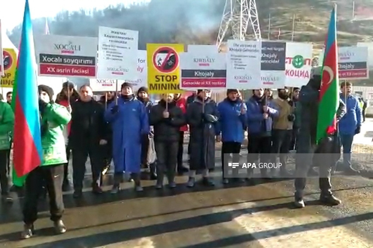 Участники акции на дороге Лачин-Ханкенди скандировали лозунги в связи с Ходжалинской трагедией -ВИДЕО 