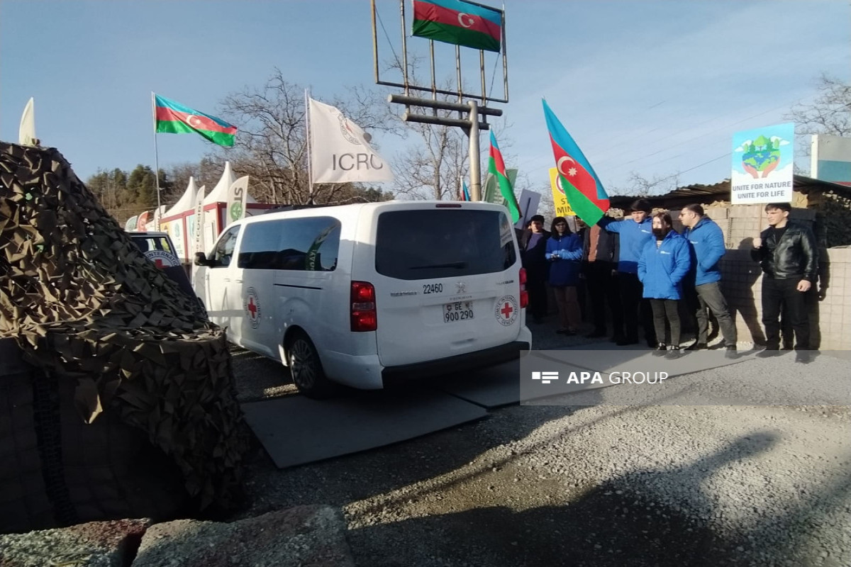 По Лачинской дороге проехали автомобили МККК с гражданскими лицами армянского происхождения