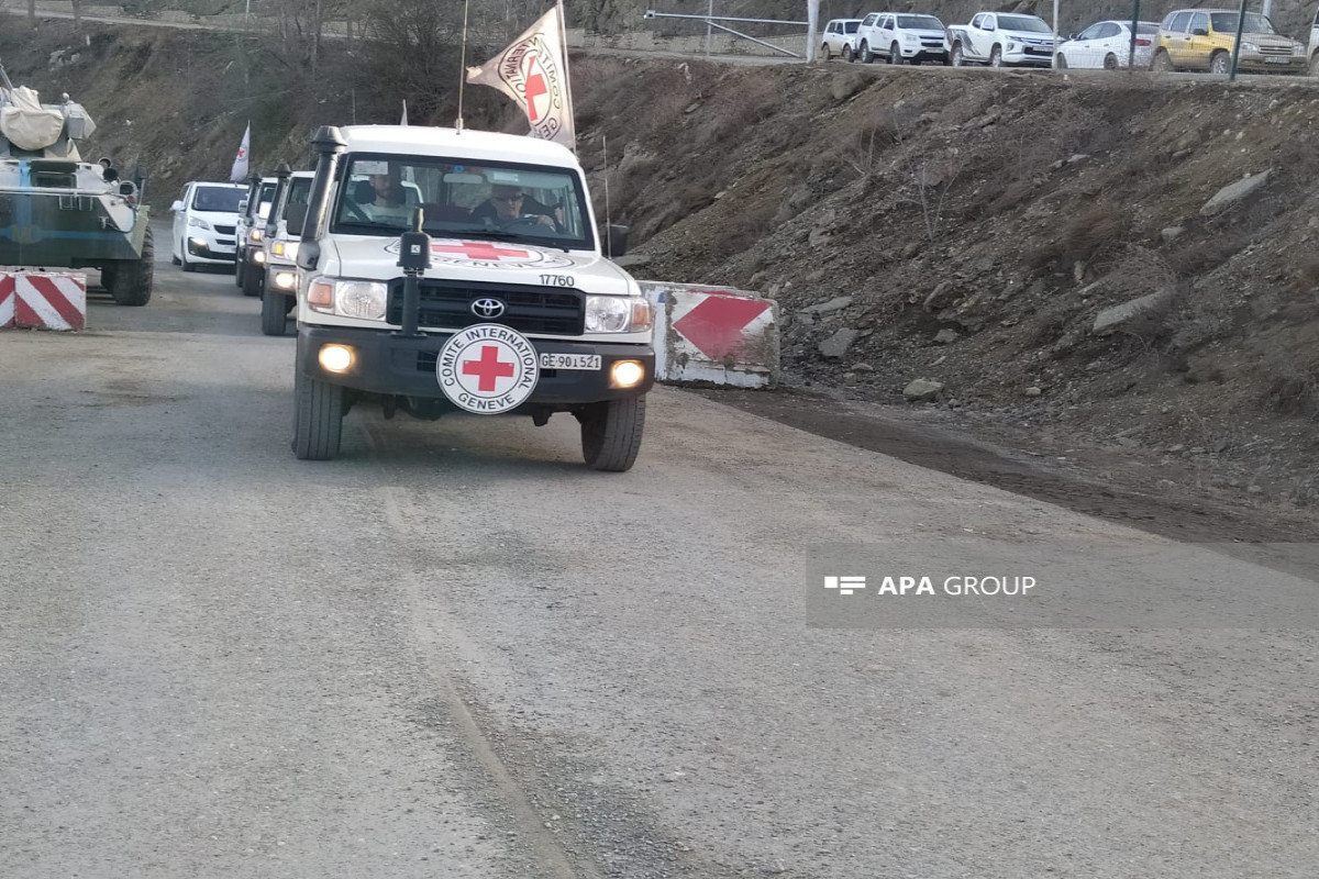 По Лачинской дороге проехали автомобили МККК с гражданскими лицами армянского происхождения