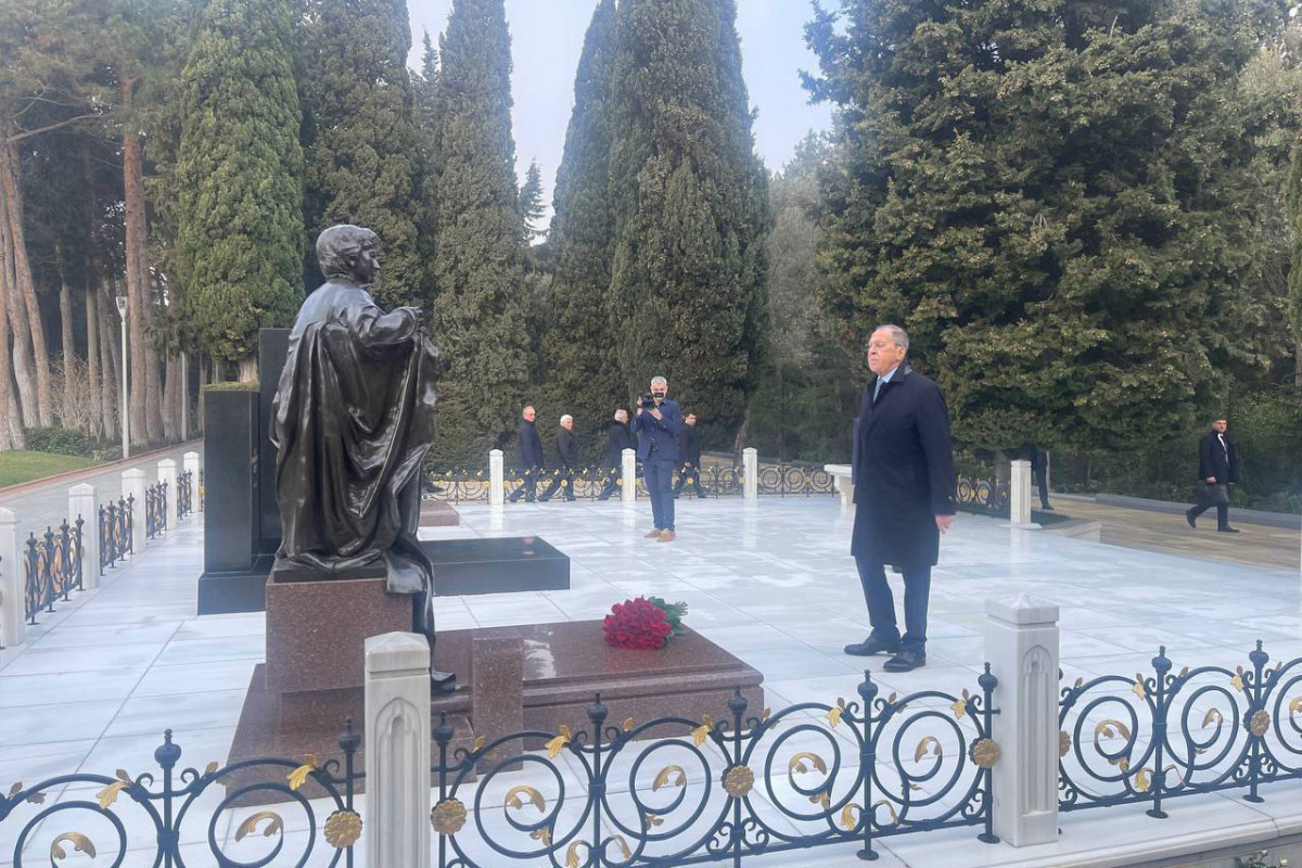 Лавров в Баку посетил Аллею почетного захоронения и Аллею шехидов-ФОТО 