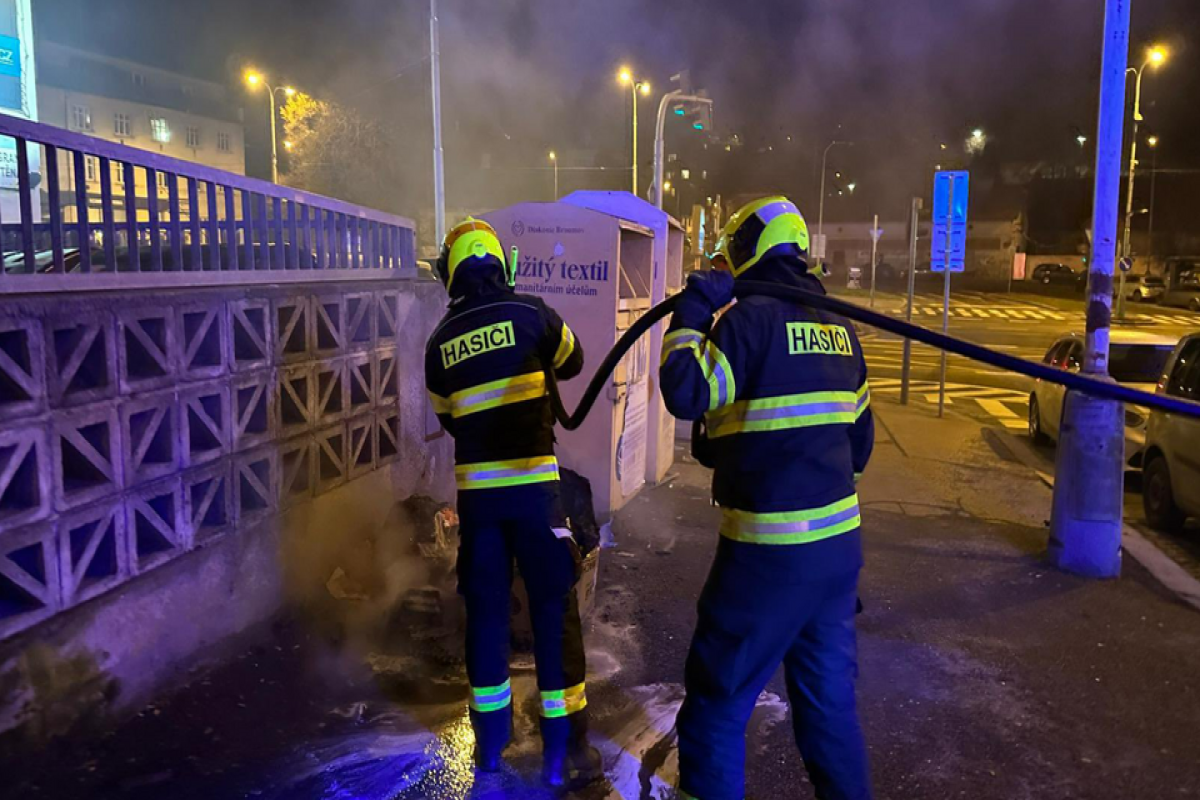 Десятки пожаров вспыхнули в Праге из-за салютов, есть пострадавшие