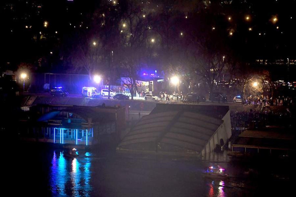 В Белграде затонул известный клуб на воде во время празднования Нового года
