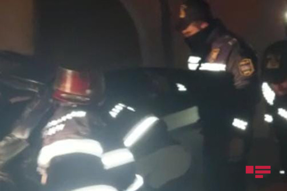 В Шамкире автомобиль врезался в фонарный столб, есть погибший и раненые