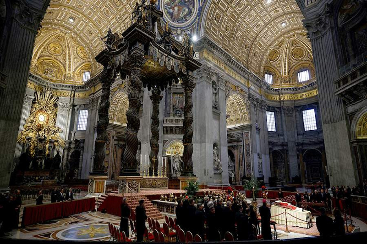 В Ватикане проходит прощание с почетным папой Бенедиктом XVI