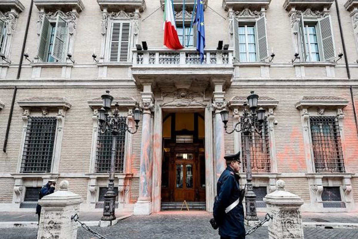 Защитники окружающей среды в Италии облили краской здание Сената-ФОТО 
