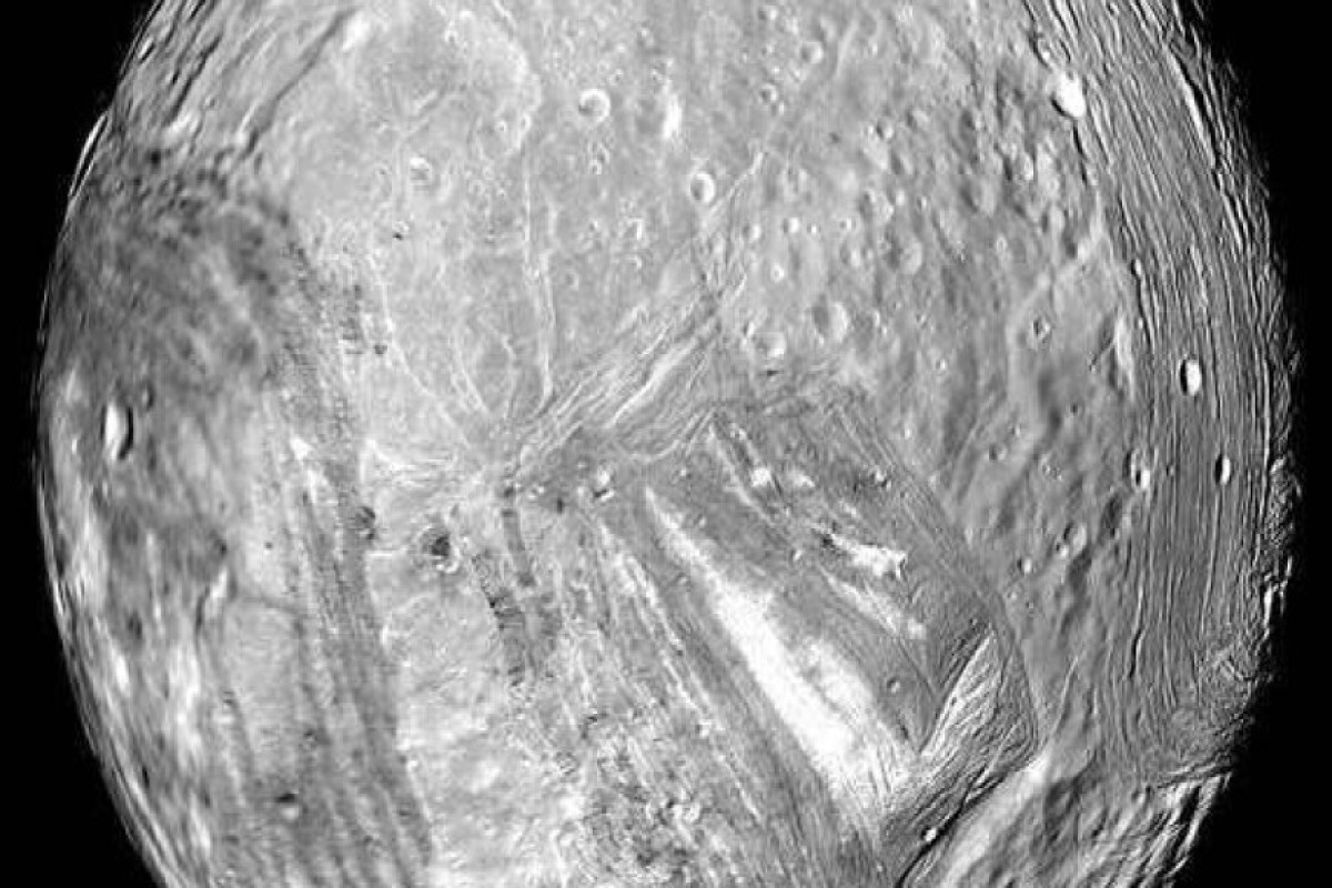 Астрономы впервые изучили поверхность спутника Урана
