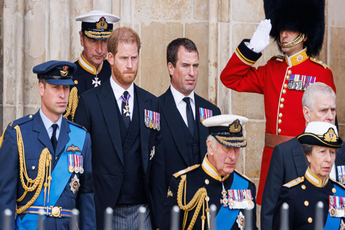 Принц Гарри пожаловался на вбросы в СМИ со стороны королевской семьи