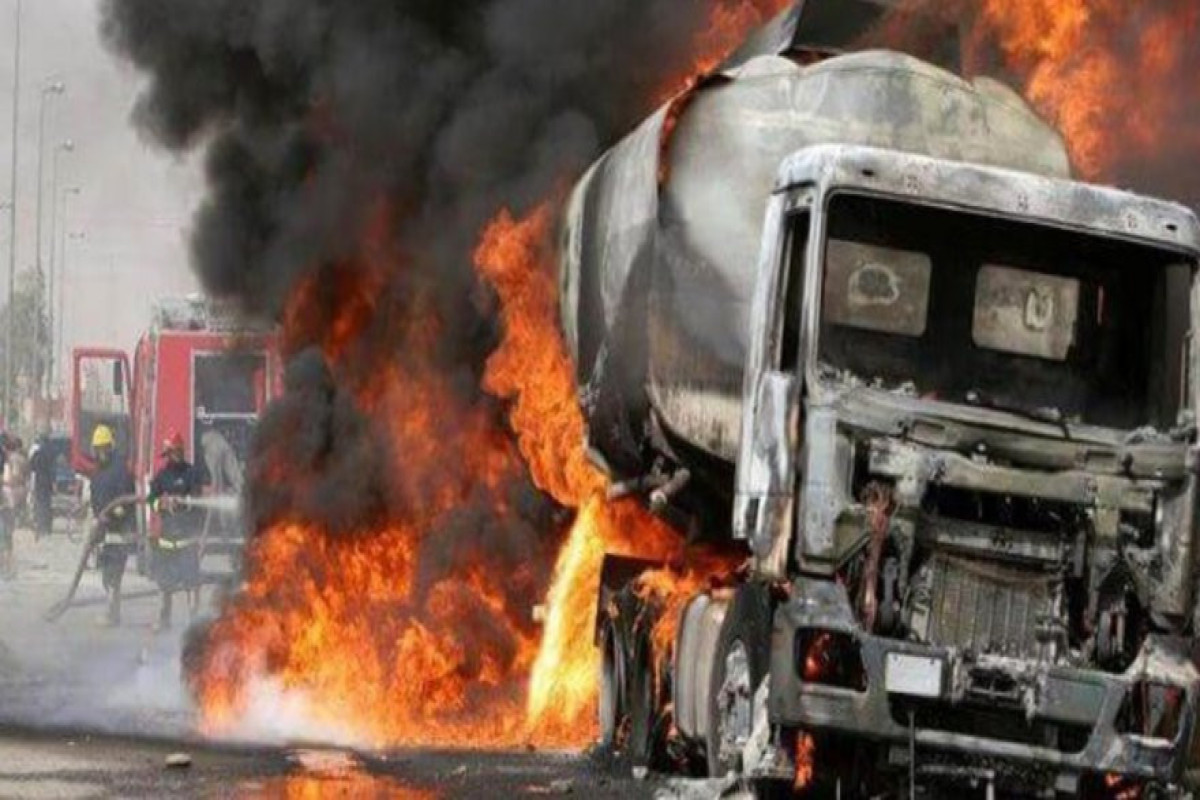 В Гобустане загорелся бензовоз, погиб один человек
-ВИДЕО 
