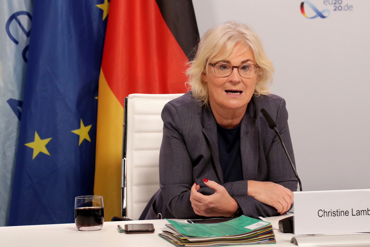 В Германии требуют отставки министра обороны после скандального обращения