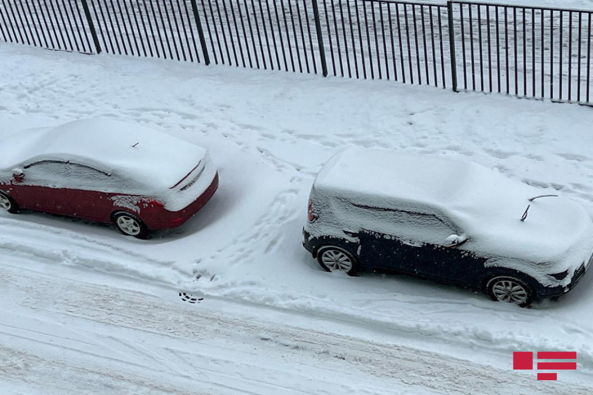 За два снежных дня в Баку произошло 50 ДТП