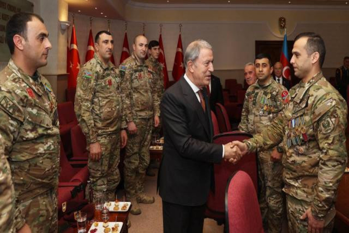 Министр национальной обороны Турции Хулуси Акар встретился с азербайджанскими гази