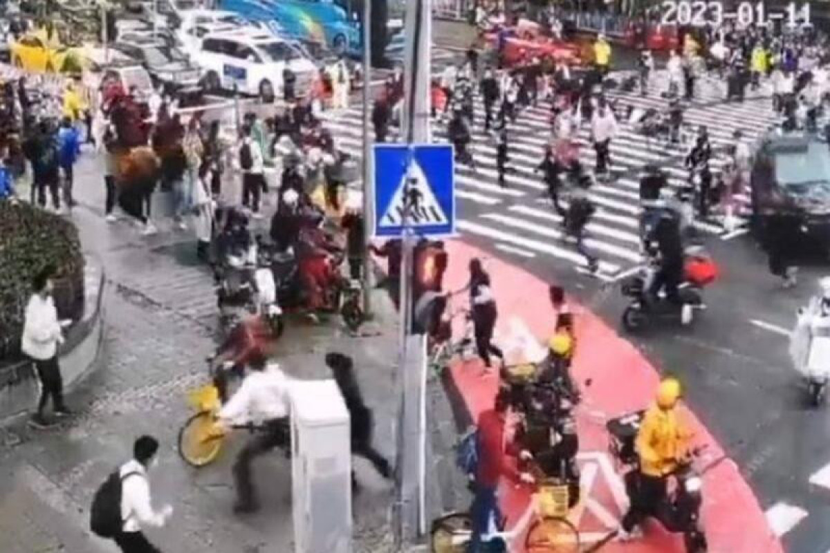 В Китае псих разбросал деньги на улице, а затем протаранил собравшуюся толпу -ВИДЕО 