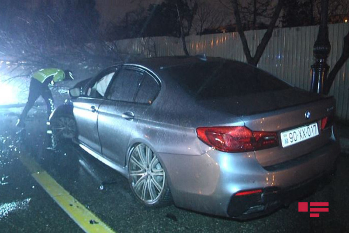 BMW снес фонарный столб и деревья в Баку-ФОТО 