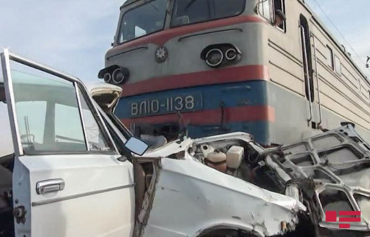 В Баку поезд столкнулся с автомобилем, есть пострадавший