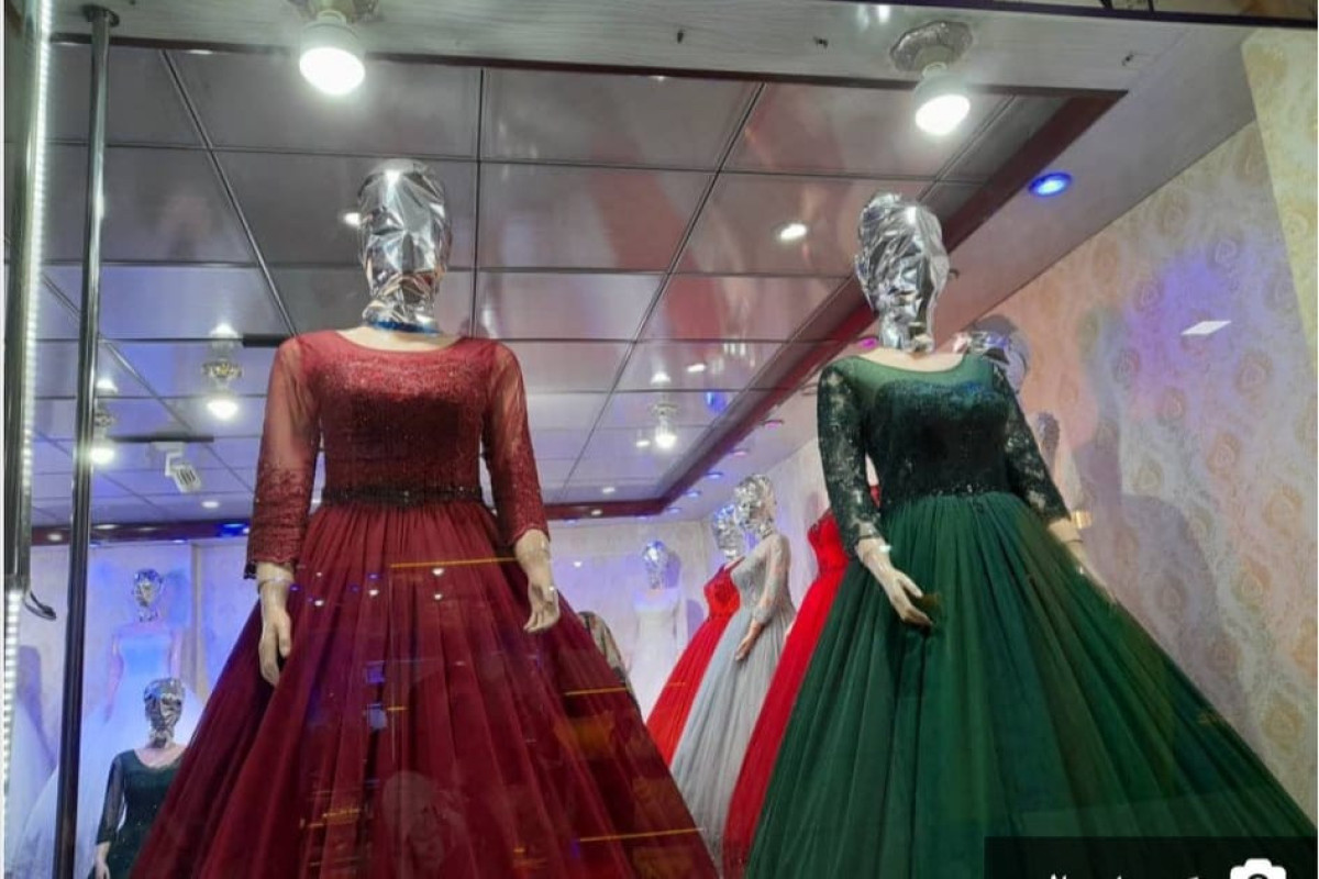 Женским манекенам в магазинах Кабула надели на голову пакеты-ФОТО 