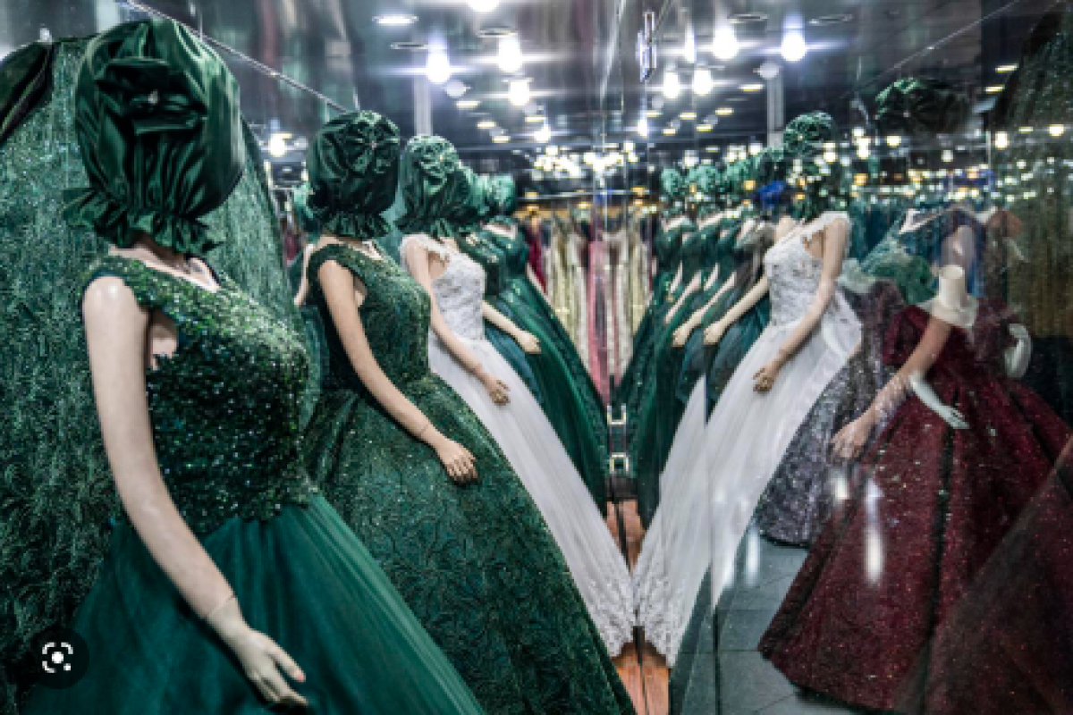 Женским манекенам в магазинах Кабула надели на голову пакеты-ФОТО 