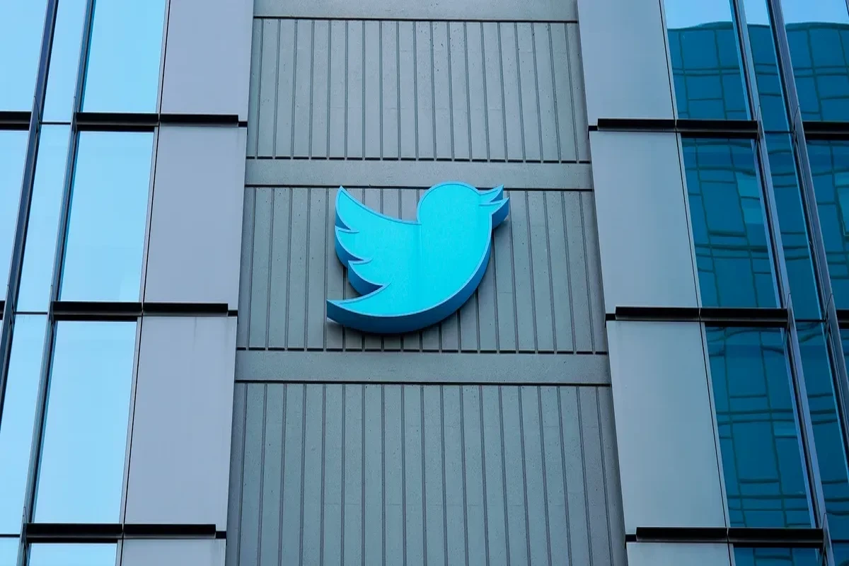 Twitter распродает кофемашины и неоновые вывески из-за финансовых проблем