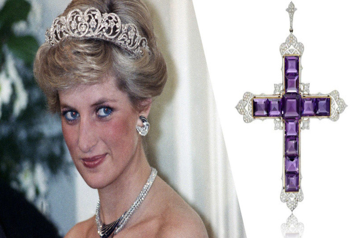Ким Кардашьян купила подвеску-крест принцессы Дианы на аукционе в Лондоне