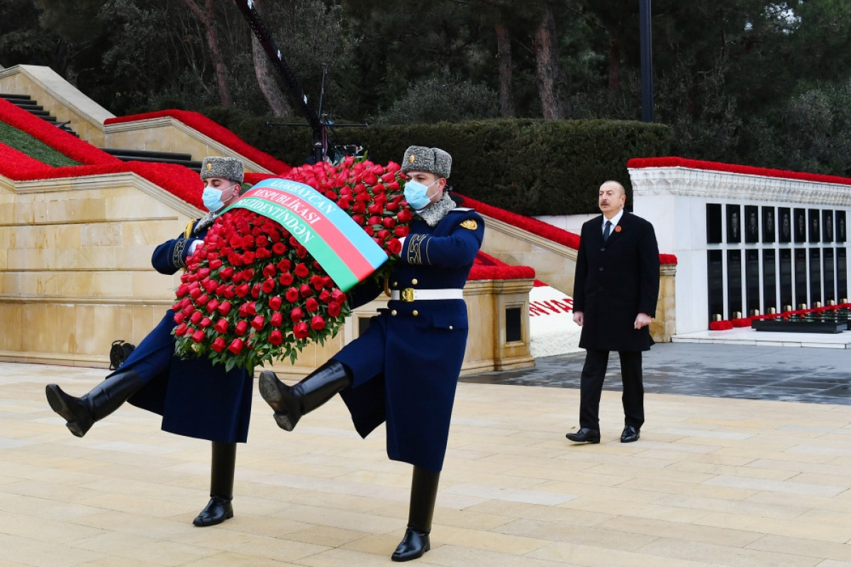 Ильхам Алиев посетил Аллею шехидов в связи с 33-й годовщиной трагедии 20 Января