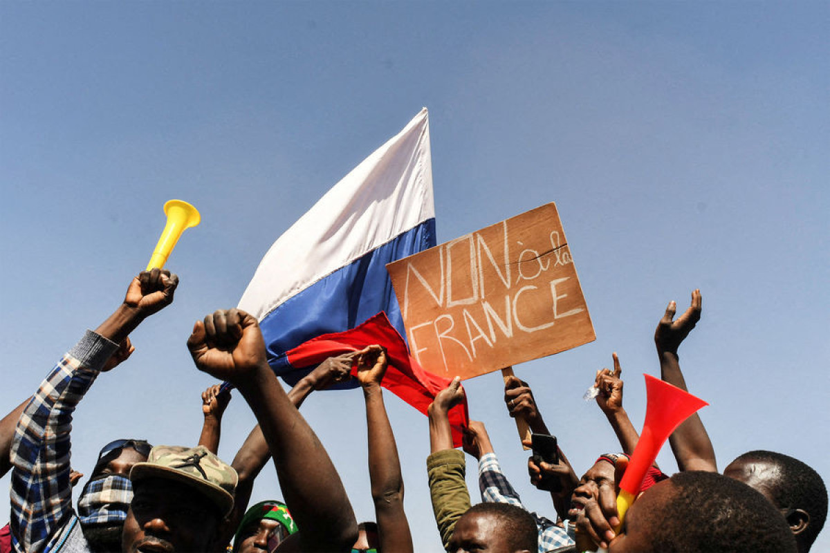 Поджигали французские флаги, убирали ими мусор - Буркина-Фасо