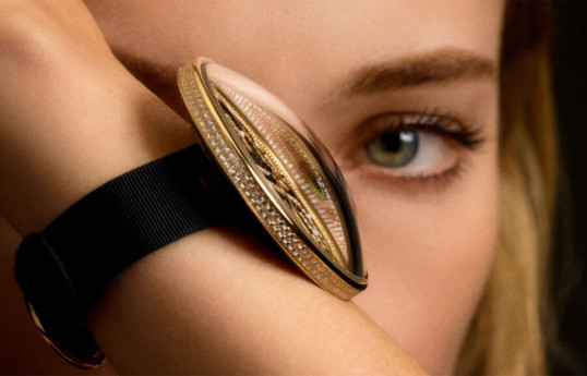Дом моды Chanel сделал часы в виде игольницы