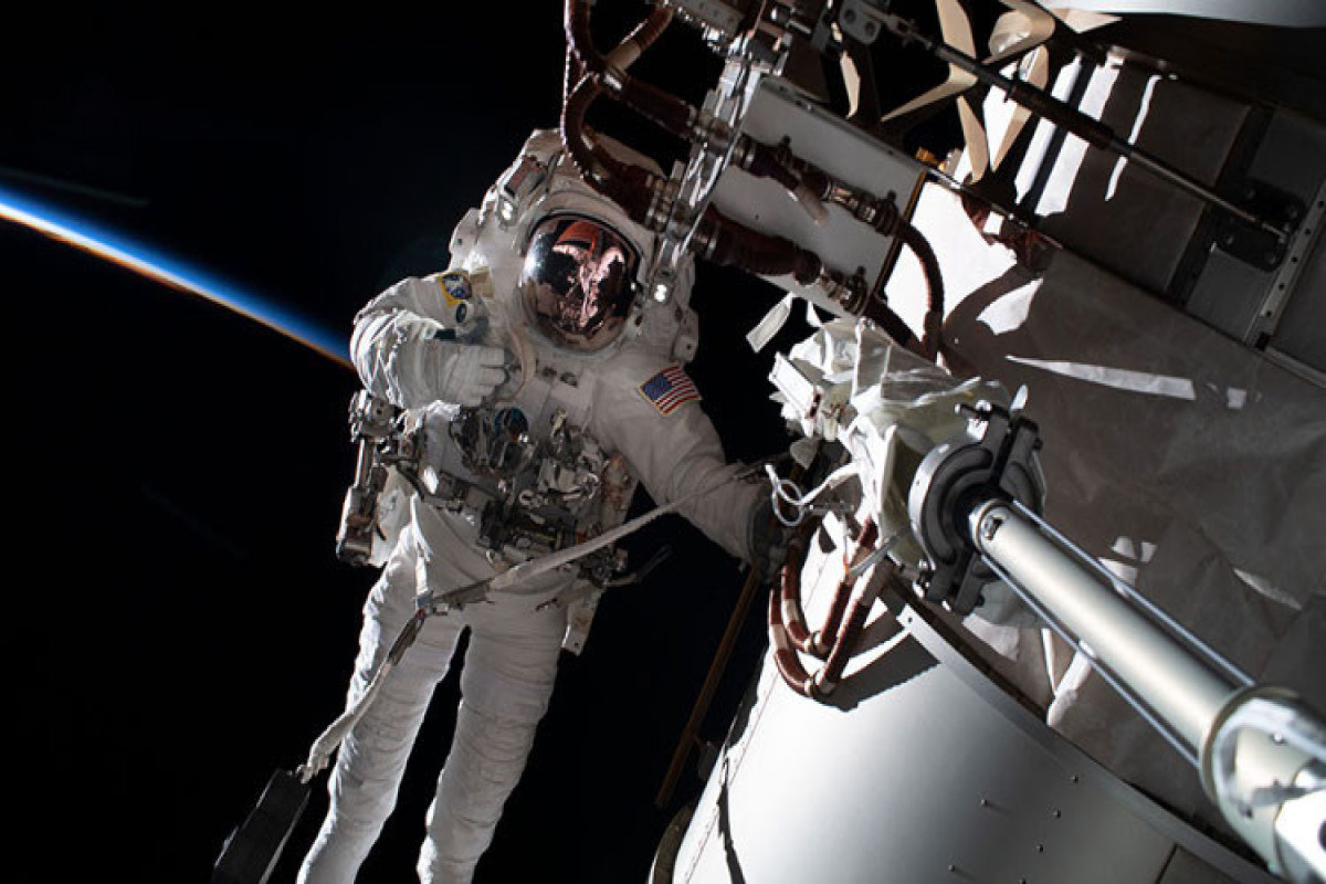 Астронавты из США и Японии завершили выход в космос