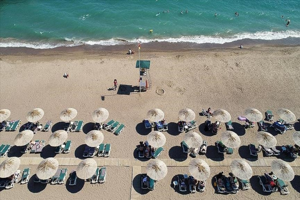 Туристы заполонили пляжи Антальи: температура воды и воздуха вышли на паритет