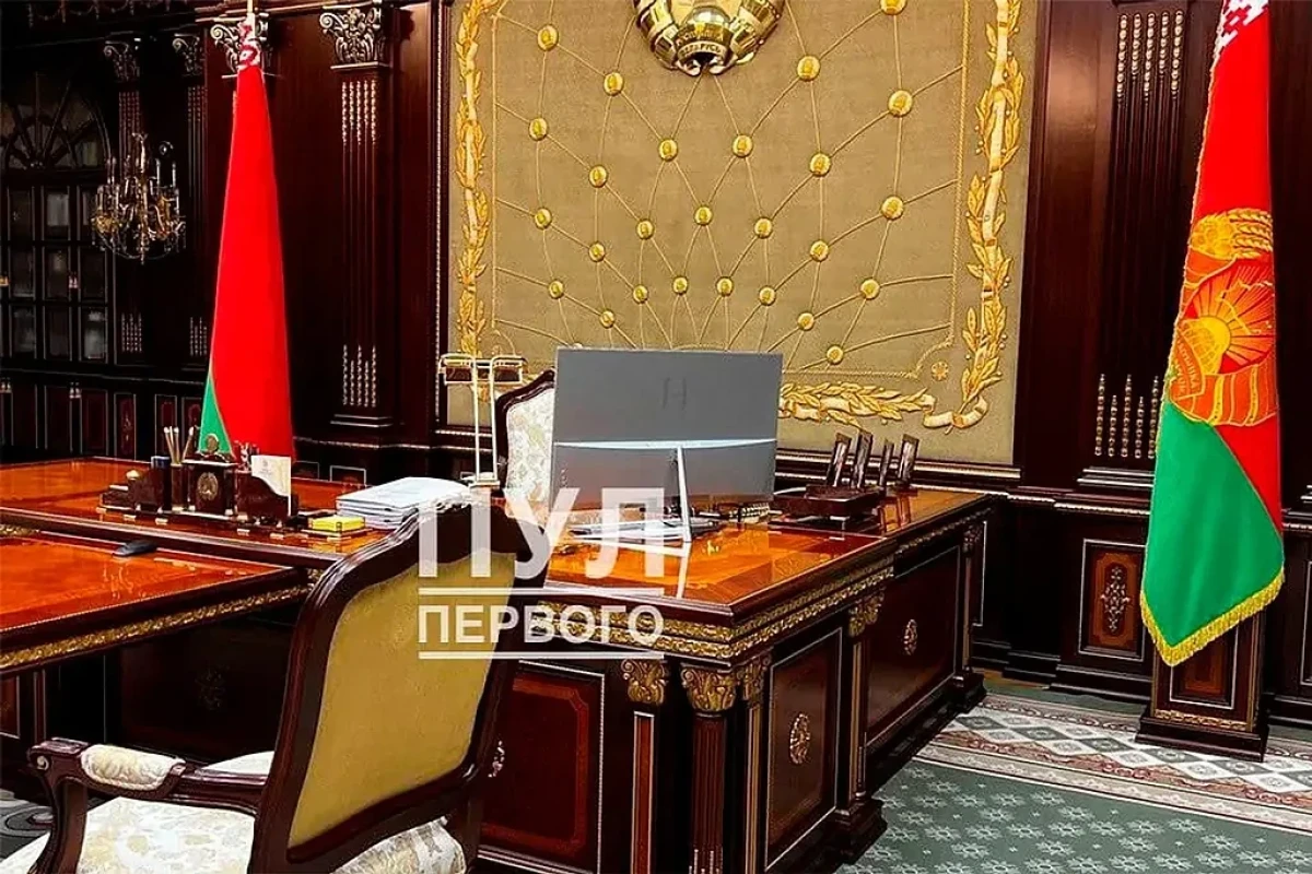 В кабинете Лукашенко появился компьютер с логотипом Horizont взамен компьютера Apple-ФОТО 
