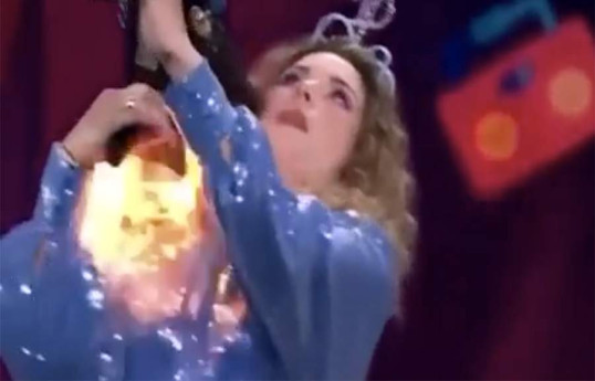 В Бельгии ведущая выстрелила из огнемета и загорелась в прямом эфире-ВИДЕО 