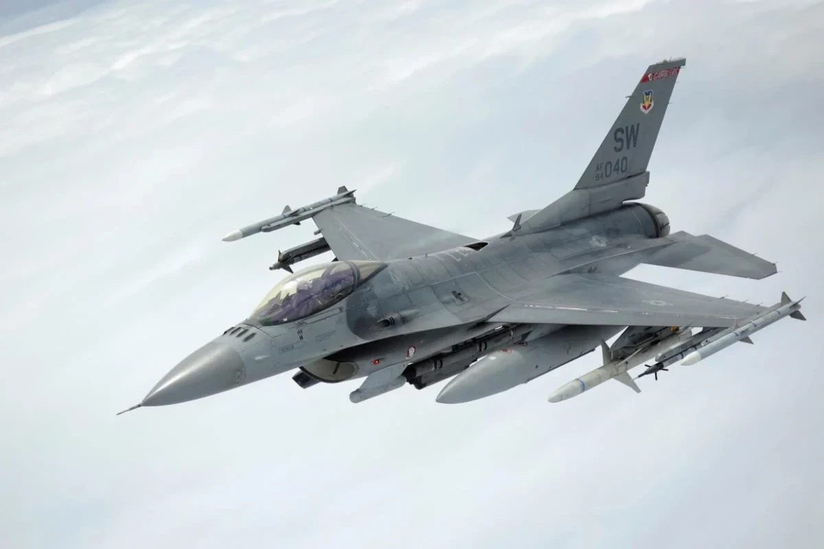 Кулеба намекнул на начало переговоров о поставках Украине истребителей F-16