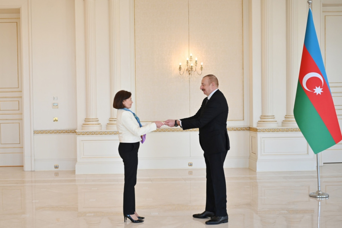 Ильхам Алиев принял верительные грамоты новоназначенного посла Франции в Азербайджане Анн Буайон
