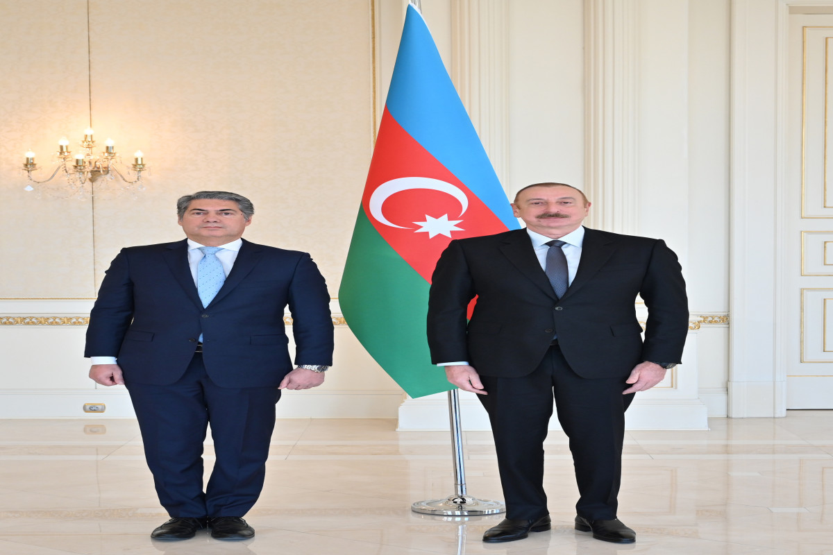 Ильхам Алиев принял верительные грамоты новоназначенного посла Греции в Азербайджане