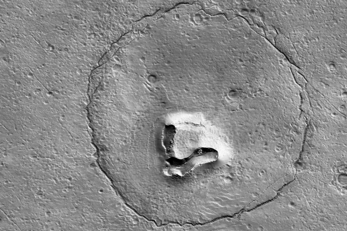 На Марсе обнаружили рельеф, похожий на морду медведя