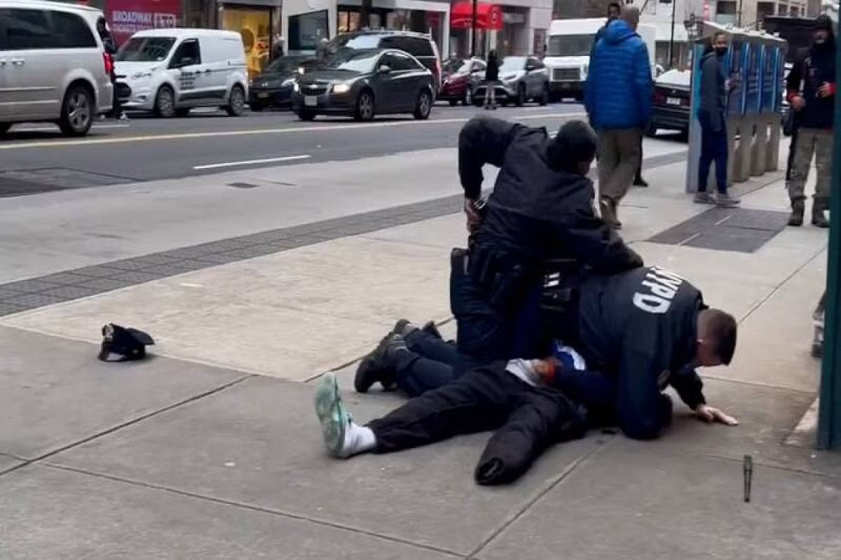 В США одноногий мужчина напал на полицейских и попытался на них помочиться-ВИДЕО 