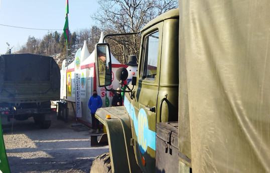 По дороге Лачин-Ханкенди через место проведения акции проехали 3 автомобиля РМК