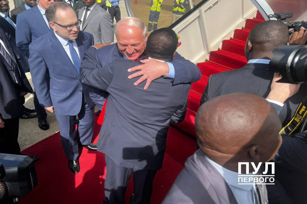 Лукашенко встретили в Зимбабве с танцами, барабанщиками и аплодисментами -ФОТО -ВИДЕО 