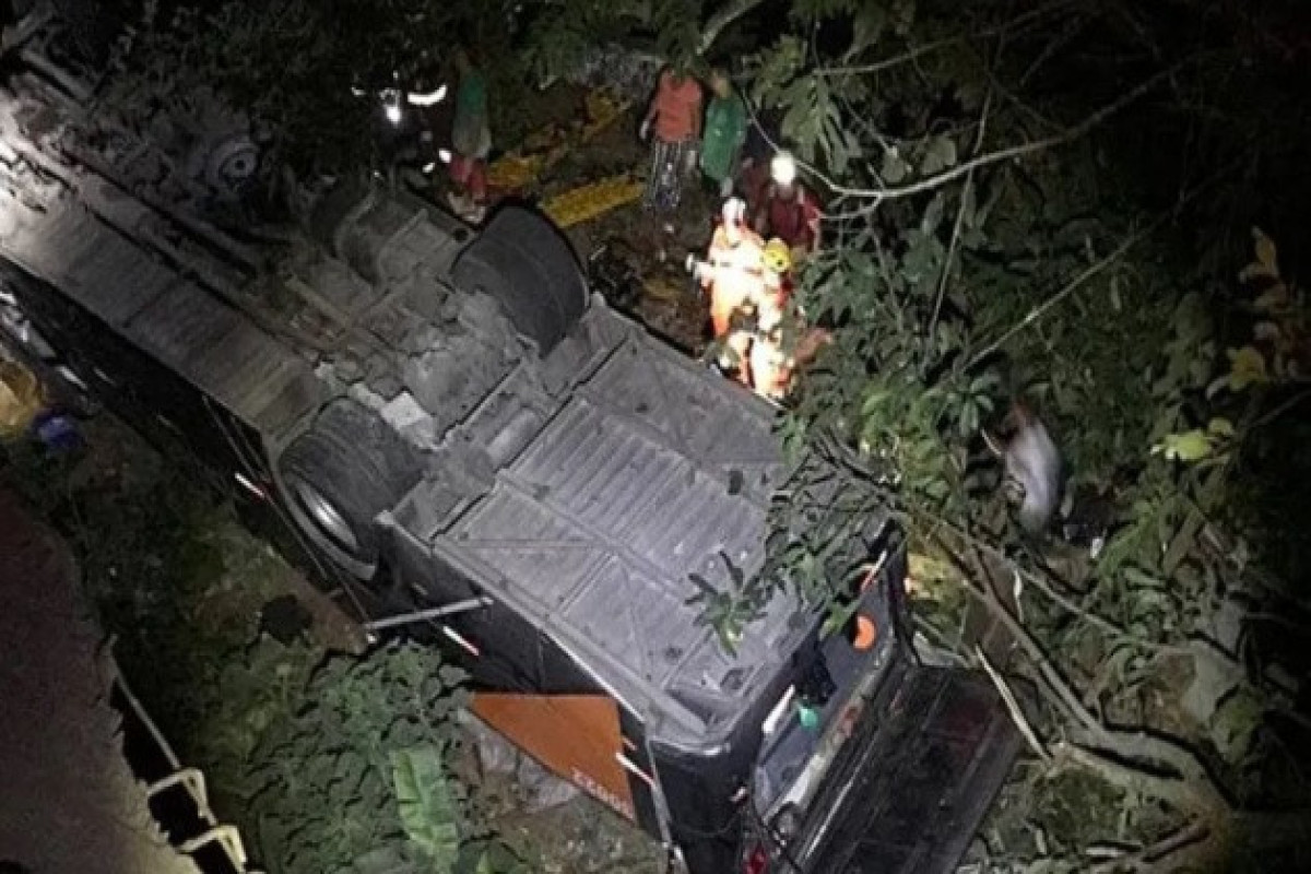 В Бразилии автобус с молодежной футбольной командой упал с моста: есть жертвы-ФОТО 