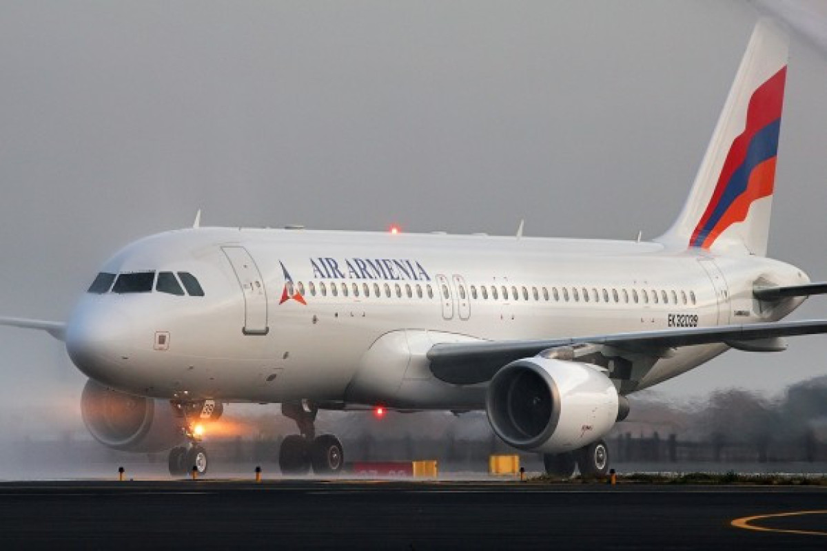 Armenian airlines. Армения авиакомпания самолеты. АИР Армения. Авиакомпания Aircompany Armenia. Армения Эйрлайнс самолёт.