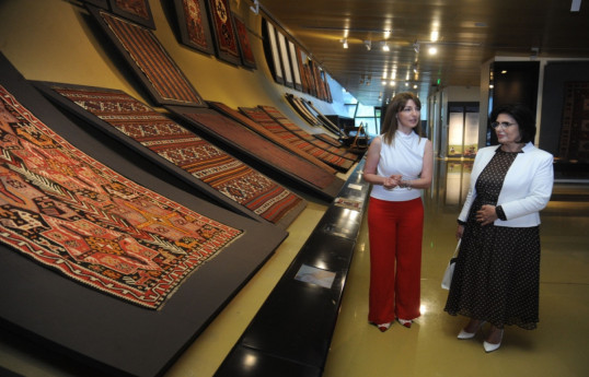 Первая леди Албании ознакомилась с Музеем ковра в Баку-ФОТО 