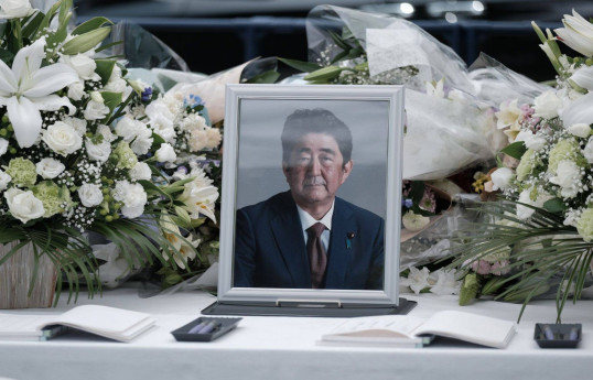 На церемонии поминовения бывшего премьера Японии произошла потасовка