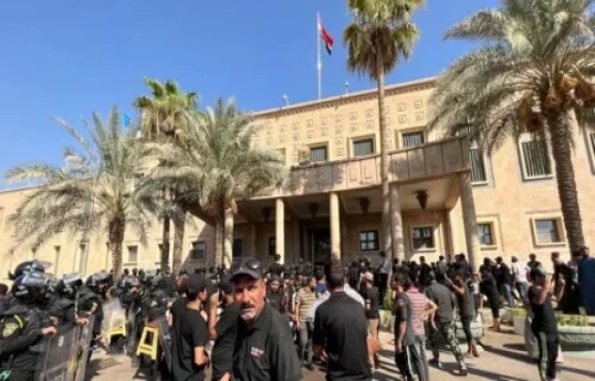 В Багдаде протестующие захватили и подожгли посольство Швеции -ВИДЕО 