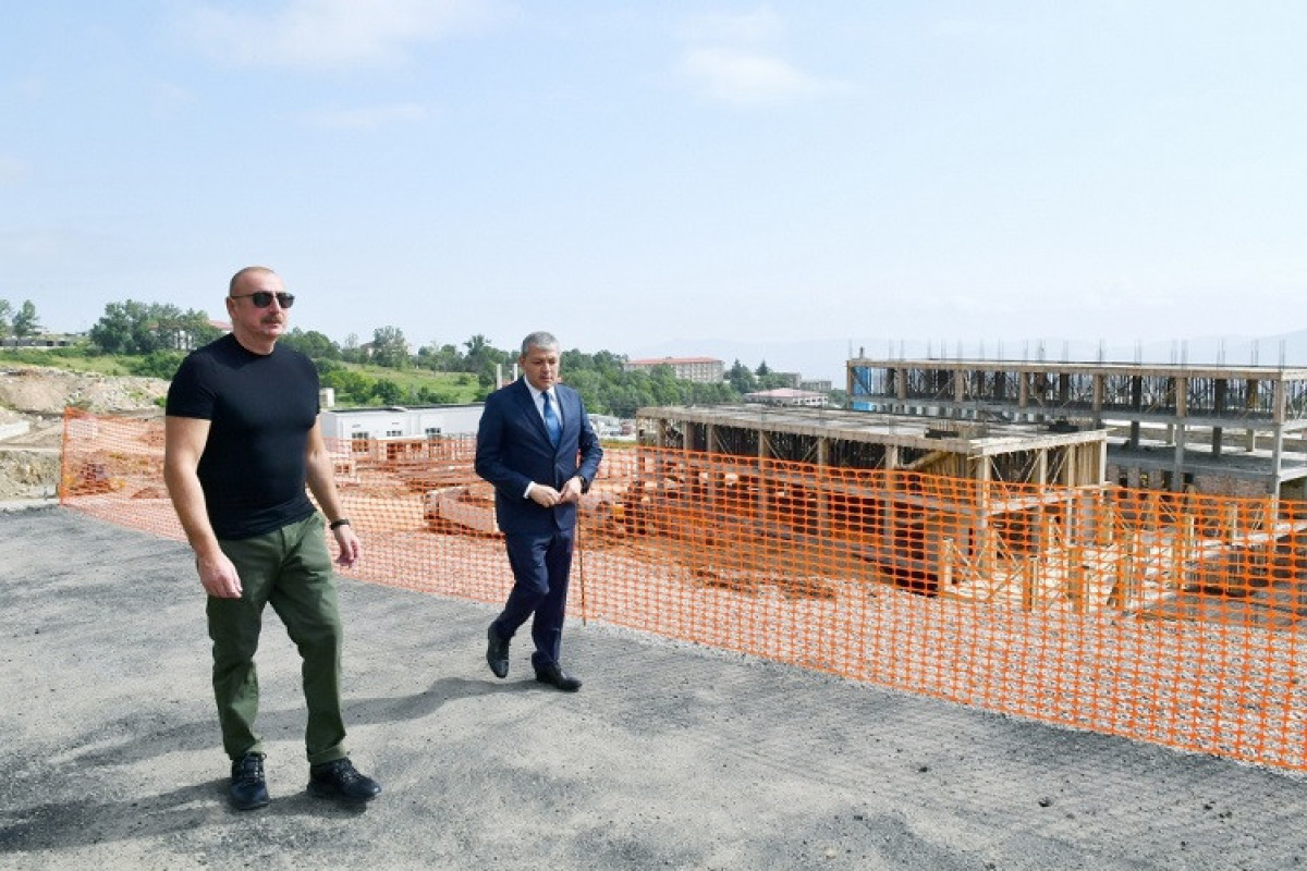 Президент Азербайджана ознакомился с ходом строительных работ Шушинской городской больницы