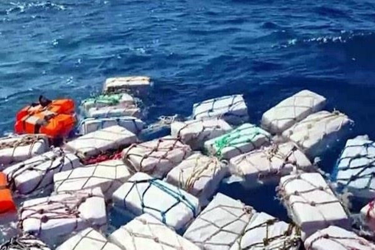 В Ирландии на берег вынесло гигантские пакеты с кокаином